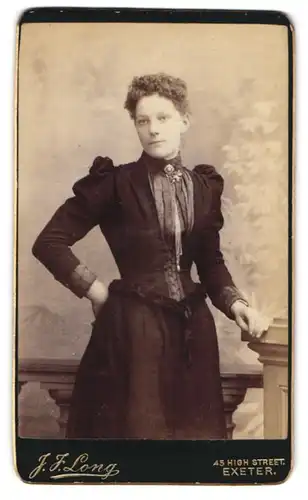 Fotografie J. F. Long, Exeter, 45, High Street, Portrait junge Dame in zeitgenössischer Kleidung