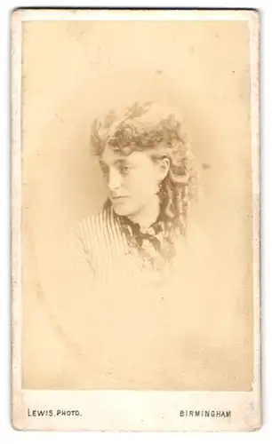 Fotografie Lewis, Birmingham, 18, Moor St., Portrait junge Dame mit Locken