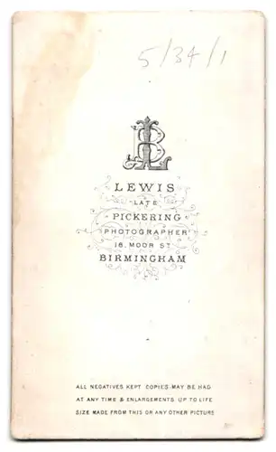 Fotografie Lewis, Birmingham, 18, Moor St., Portrait junge Dame mit Locken