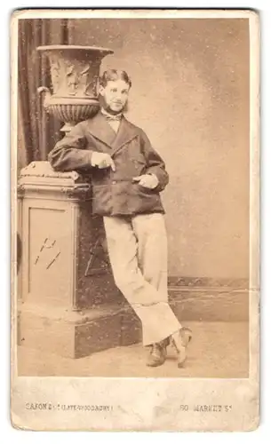 Fotografie George Saxon & Co., Manchester, 60, Market Street, Portrait modisch gekleideter Herr mit Bart