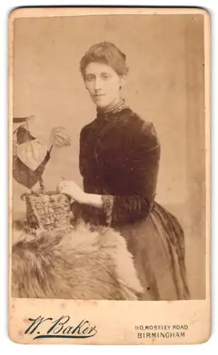 Fotografie W. Baker, Birmingham, 110, Moseley Road, Portrait junge Dame in zeitgenössischer Kleidung