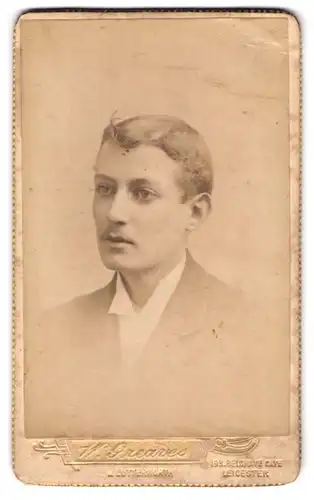 Fotografie W. Greaves, Leicester, 193, Belgrave Gate, Portrait junger Herr mit moderner Frisur
