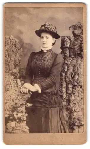 Fotografie G. Pickett, Tonbridge, 80, High Street, Portrait junge Dame in modischer Kleidung