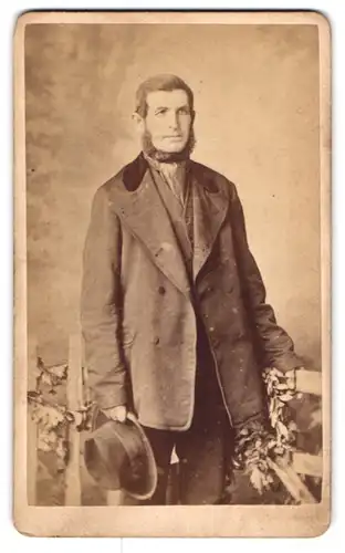 Fotografie Alexander J. Grossmann, Dover, Portrait charmanter Herr in Jacke mit Bart