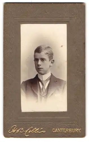 Fotografie H. B. Collis, Canterbury, Portrait junger Herr im Anzug mit Krawatte