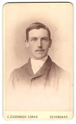 Fotografie C. Essenhigh Corke, Sevenoaks, Portrait junger Herr in modischer Kleidung