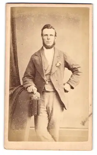 Fotografie Henry J. Hall, Maidstone, Week Street, Portrait junger Herr im Karierten Anzug mit Backenbart