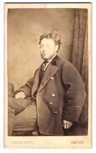 Fotografie Henry Brice, Exeter, 241, High Street, Portrait junger Herr in Jacke mit Chin-Strap