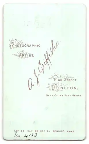 Fotografie A. J. Griffiths, Honiton, High Street, Portrait junge Dame im Kleid mit Medaillon
