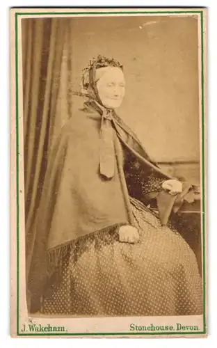 Fotografie J. Wakeham, Stonehouse /Devon, Portrait ältere Dame mit Haube und Umhang