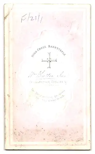 Fotografie W. Britton junr., Barnstaple, High Cross, Portrait junge Dame in zeitgenössischer Kleidung