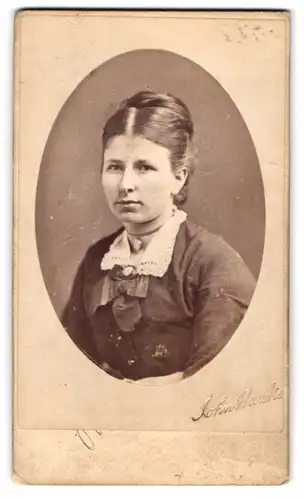 Fotografie Hawke, Plymouth, Brustportrait junge Dame mit Hochsteckfrisur