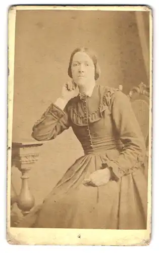 Fotografie John M`Leod, Newark-on-Trent, Portrait bürgerliche Dame im Kleid mit Kragenbrosche