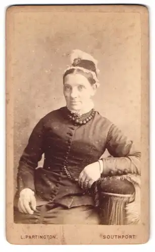 Fotografie L. Partington, Southport, Bath Street, Portrait ältere Dame mit Haube und Kragenbrosche