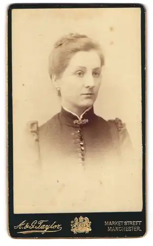 Fotografie A. & G. Taylor, Manchester, Market Street, Portrait junge Dame mit Hochsteckfrisur und Kragenbrosche