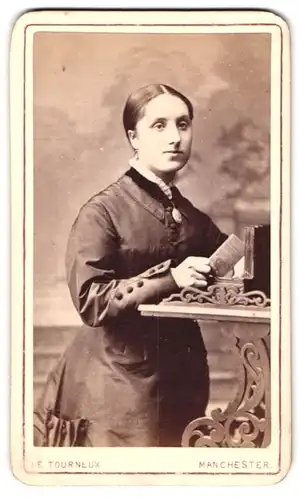 Fotografie Le Tourneux, Manchester, Portrait junge Dame im Kleid mit Amulett