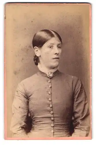 Fotografie Jas Gartside, Oldham, 6, Park Road, Portrait junge Dame im Kleid mit Kragenbrosche