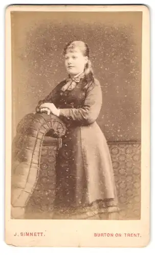 Fotografie J. Simnett, Burton on Trent, 154, Station Street, Portrait junge Dame im Kleid