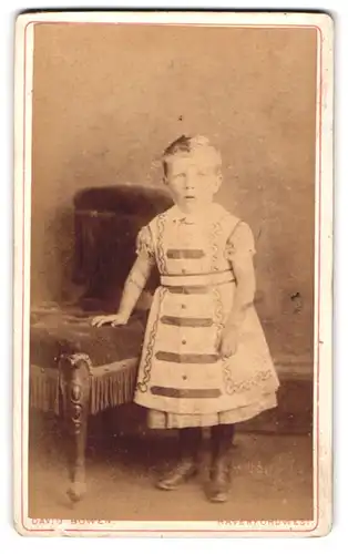 Fotografie David Bowen, Haverfordwest, Portrait kleines Mädchen im modischen Kleid
