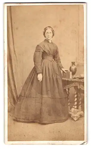 Fotografie H. Lambert, Bath, 10, Fountain Bdgs., Portrait junge Dame im Kleid mit Kragenbrosche