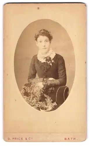 Fotografie D. Price & Co., Bath, 7, Northgate St., Portrait elegante Dame mit weissem Kragen