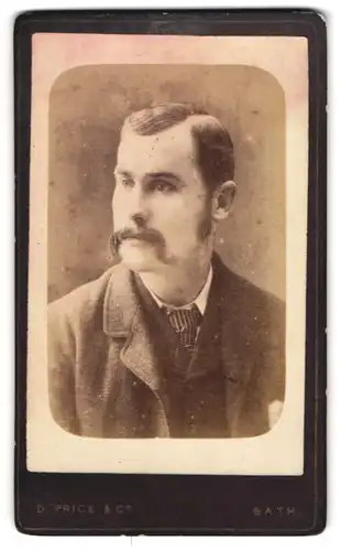 Fotografie D. Price & Co., Bath, 7, Northgate St., Portrait charmanter Herr mit Fu Manchu