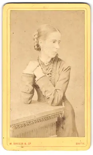 Fotografie W. Baker & Co., Bath, 8, Old Bond St., Portrait junge Dame im Kleid mit Halskette