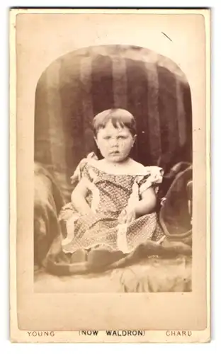 Fotografie W. C. Waldron, Chard /Somerset, Portrait kleines Mädchen im Kleid