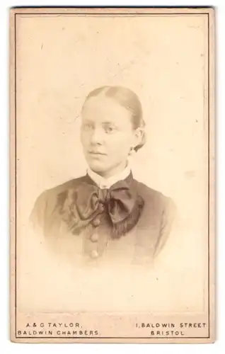 Fotografie A. & G. Taylor, Bristol, 1, Baldwin Street, Portrait junge Dame mit Kragenschleife