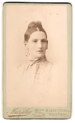 Fotografie Murphy, Bideford, Portrait junge Dame mit Hochsteckfrisur