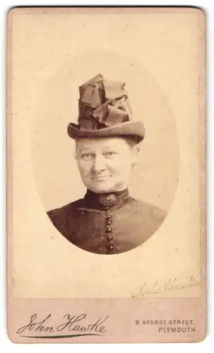 Fotografie J. Hawke, Plymouth, 8, George Street, Brustportrait modisch gekleidete Dame mit Kragenbrosche