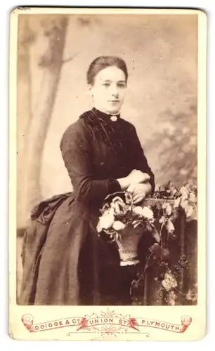 Fotografie Doidge & Co., Plymouth, 169 & 170, Union Street, Portrait junge Dame im Kleid mit Blumenkorb