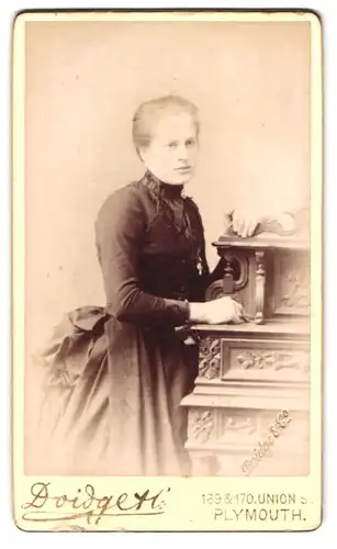 Fotografie Doidge & Co., Plymouth, 169 & 170, Union Street, Portrait junge Dame im Kleid