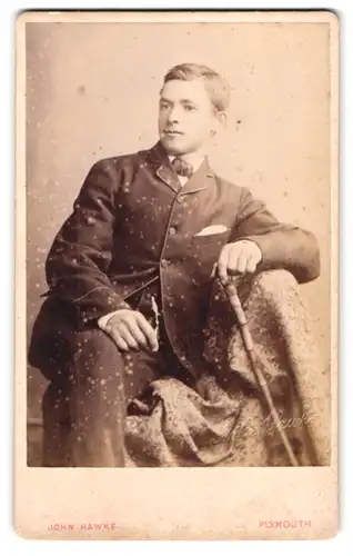 Fotografie John Hawke, Plymouth, 8, George Street, Portrait modisch gekleideter Herr mit Stock
