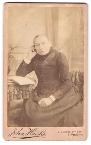 Fotografie J. Hawke, Plymouth, 8, George Street, Portrait ältere Dame mit aufgestütztem Kopf und Buch