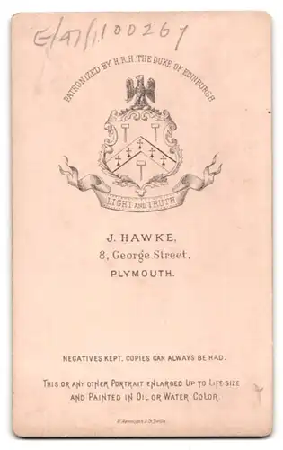 Fotografie J. Hawke, Plymouth, 8, George Street, Portrait ältere Dame mit aufgestütztem Kopf und Buch