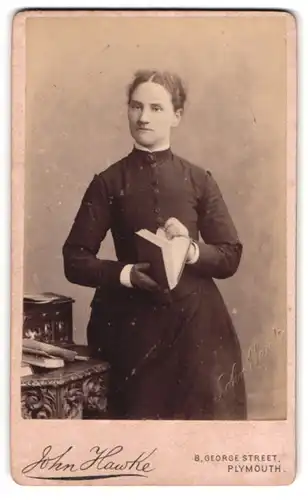 Fotografie J. Hawke, Plymouth, 8, George Street, Portrait elegante Dame mit einem Buch