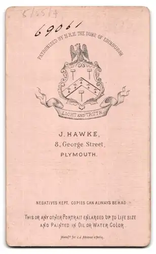 Fotografie J. Hawke, Plymouth, 8, George Street, Portrait elegante Dame mit einem Buch