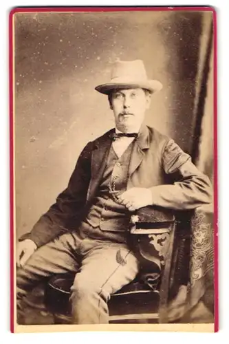 Fotografie G. Glanville, Tunbridge Wells, 5, High Street, Portrait modisch gekleideter Herr mit Hut