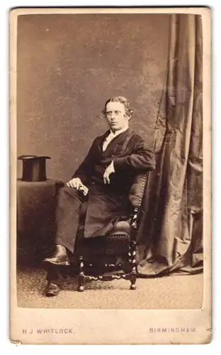 Fotografie H. J. Whitlock, Birmingham, Portrait junger Herr in modischer Kleidung
