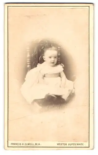 Fotografie Francis R. Elwell, Weston Super Mare, Portrait süsses Kleinkind im weissen Kleid