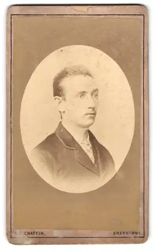 Fotografie W. M. Chaffin, Sherborne, Cheap Street, Brustportrait junger Herr mit zurückgekämmtem Haar