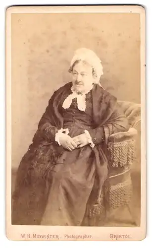 Fotografie W. H. Midwinter, Bristol, 49, Park Street, Portrait älterer Dame im Kleid mit Haube
