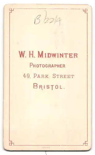 Fotografie W. H. Midwinter, Bristol, 49, Park Street, Portrait älterer Dame im Kleid mit Haube