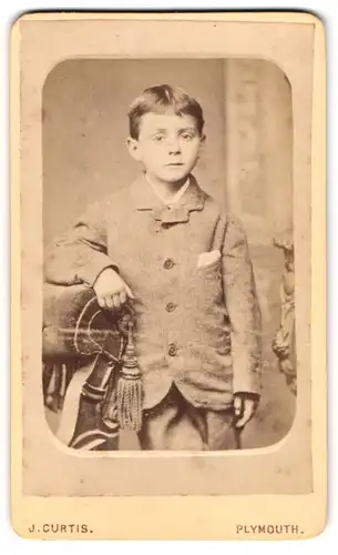 Fotografie J. Curtis, Plymouth, 8, Union Street, Portrait kleiner Junge im Anzug mit Einstecktuch