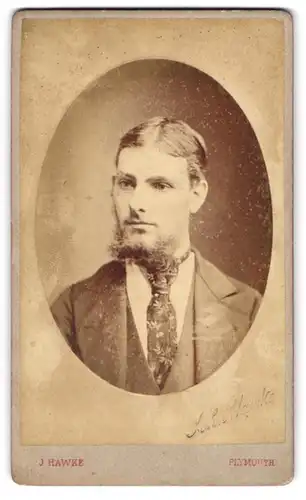 Fotografie J. Hawke, Plymouth, 8, George Street, Brustportrait junger Herr im Anzug mit Bart