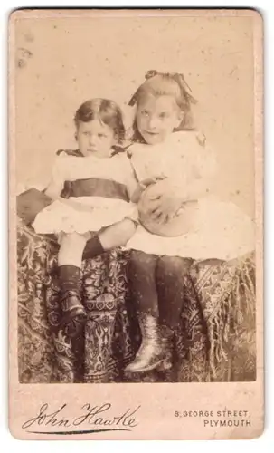 Fotografie J. Hawke, Plymouth, 8, George Street, Portrait zwei Mädchen in weissen Kleidern mit Ball