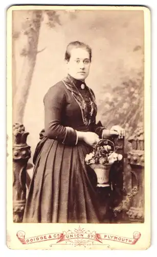 Fotografie Doidge & Co., Plymouth, 169 & 170, Union Street, Portrait junge Dame im Kleid mit Blumenkorb