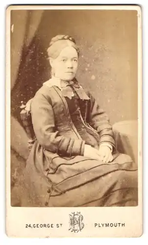 Fotografie Heath and Bullingham, Plymouth, 24, George Street, Portrait modisch gekleidete Dame mit Hochsteckfrisur