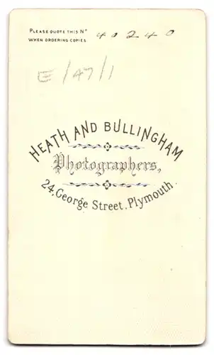 Fotografie Heath and Bullingham, Plymouth, 24, George Street, Portrait modisch gekleidete Dame mit Hochsteckfrisur